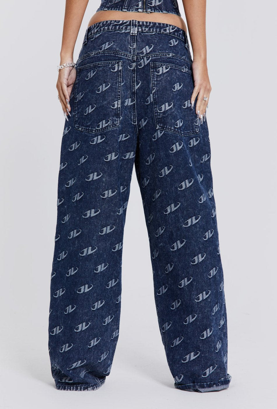 Baggy-Jeans mit Monogramm